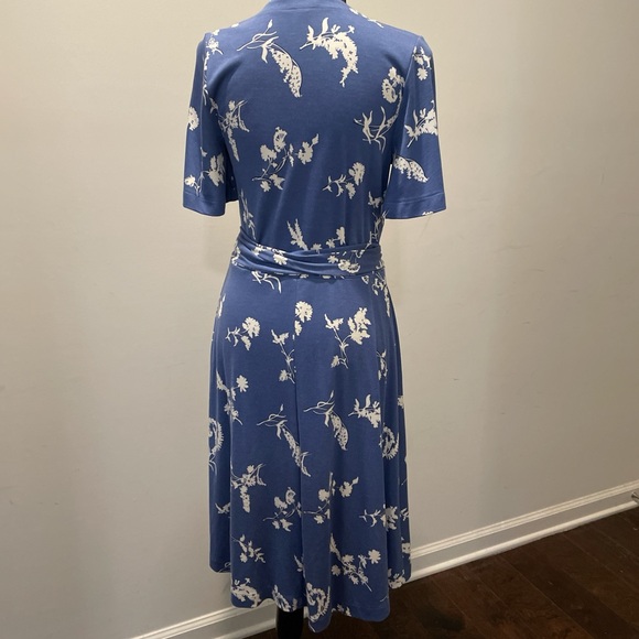 Ann Taylor Wrap Dress Size6 BlueWhite Floral Print Capsule Classic Timeless - Picture 4 of 12